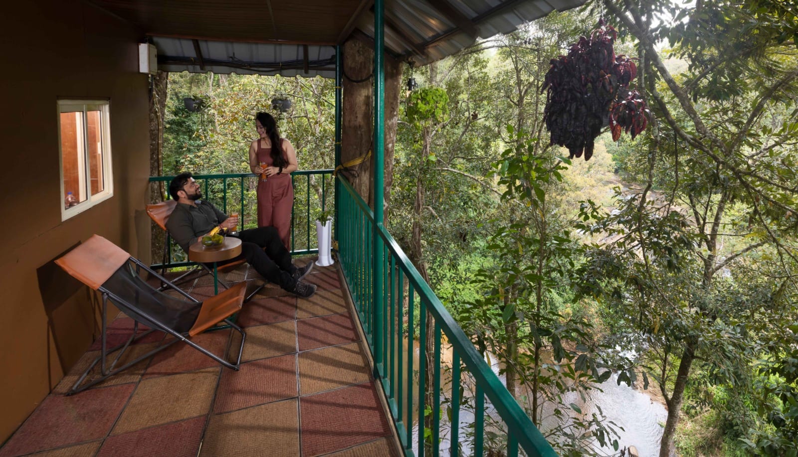 Munnar Romantic Honeymoon Package Couple — Holiday Tour Maker